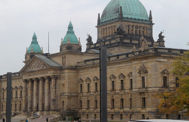 Fototapeta na wymiar seiten- und totalansicht eines historischen gebäudes in Dresden Sachsen Deutschland