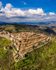 Fotografia aerea del paese di Chiusdino in Provincia di Siena