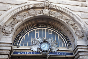 Entrance doorway sign to London Waterloo train station, England. - obrazy, fototapety, plakaty