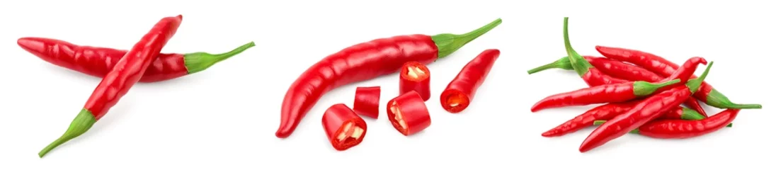 Fotobehang rode hete chili pepers geïsoleerd op een witte achtergrond. Set of collectie © kolesnikovserg