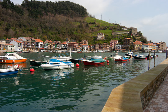 Barcas y vista al fondo de la localidad guipuzcoana de Pasai Donibane, en la desembocadura del r&iacute;o Oiartzun en el mar Cant&aacute;brico.
