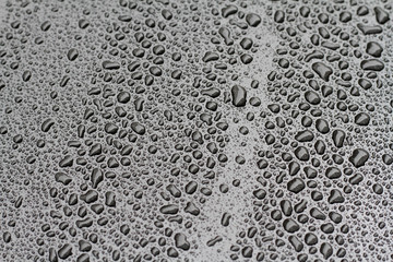 Wassertropfen auf Autolack