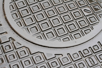 Gullydeckel im Regen