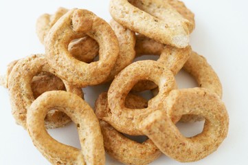 Taralli pugliesi preparati con farina integrale ai cereali