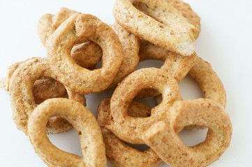 Taralli pugliesi preparati con farina integrale ai cereali