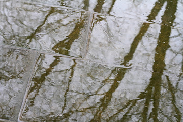 Straßenbelag bei Regenwetter 
