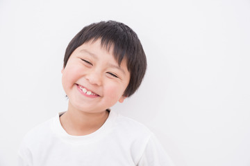 笑顔の小学生の男の子