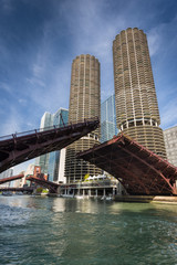Obraz premium Drawbridges raise along the Chicago River to allow sailing craft to migrate to their winter quarters.