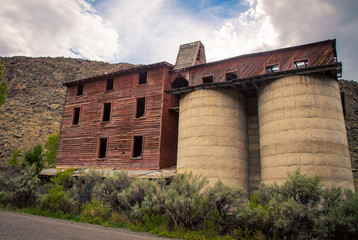 Fototapeta na wymiar abandon wooden building in Utah