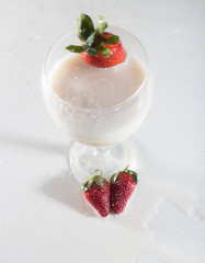 una copa con leche y fresas