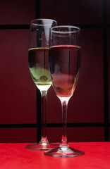 dos copas con diferentes vinos