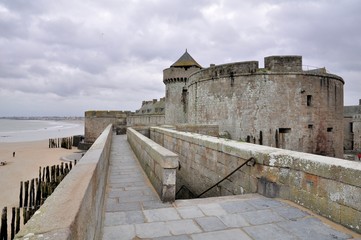 Beautiful view on the saint-malo rampart in Brittany . France - obrazy, fototapety, plakaty