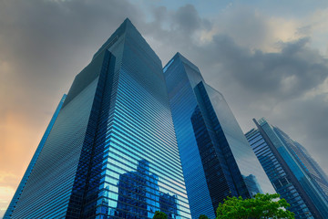 Obraz premium low angle view of singapore financial buildings at morning 
