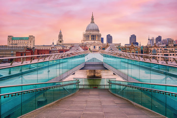 Millennium Bridge und St. Pauls Cathedral in London, England, UK