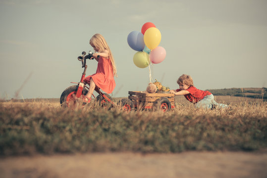 International Childrens Day. Children Play Outdoors. Only Fun Is On My Mind. Little Girl And Boy Enjoy Life And Nature. Happy Little Kids. Happy Smiling Children On Nature Background.