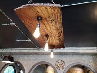Lighting decorated with wooden ceilings showing the electrical wiring.