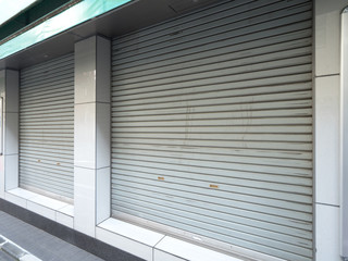 Fototapeta premium シャッターが閉まった店舗