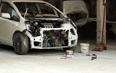 Fototapeta premium Detale samochodu - Mężczyzna trzyma w dłoni polerkę i poleruje samochód.