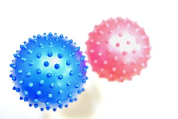 コロナウイルス（イメージ）のようなゴムボール（接近）