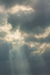 Fototapeta premium 雲間からの光芒