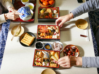 老夫婦とおせち料理