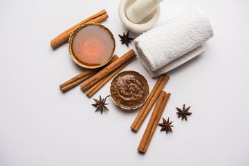 Fototapeta na wymiar Cinnamon Honey Ayurvedic Face mask made using daalacheenee or Dalchini powder mixed with Shahad, selective focus