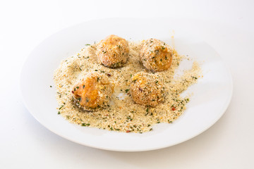 Roll the arancini ball in the breadcrumbs