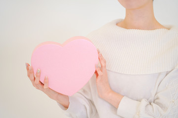 バレンタイン　ハートを持つ女性