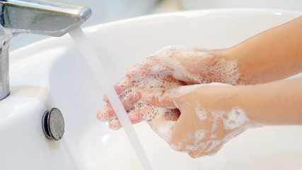 セラピストは頻繁的に手を洗うのでささくれができる