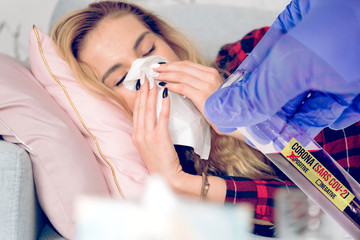 Eine kranke Frau und Test Coronavirus Positiv