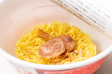 カップラーメンの麺　火薬　非常食　　加工食品　
