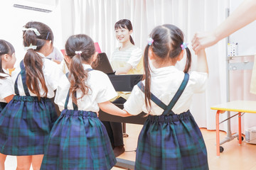 こども園・幼稚園・保育園で楽しく歌を歌う子ども