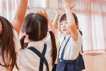 こども園・幼稚園・保育園で楽しく歌を歌う子ども