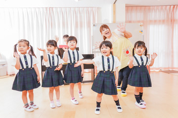 こども園・幼稚園・保育園で楽しく歌を歌う子ども