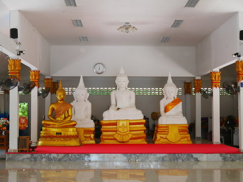 The white and yellow Buddha statues