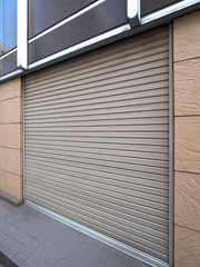 シャッターが閉まった店舗