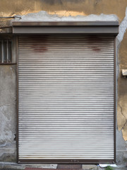 シャッターが閉まった店舗