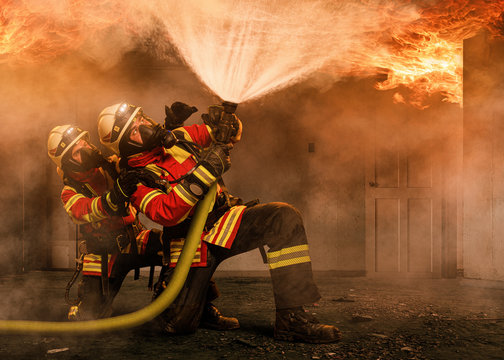 Feuerwehrmänner unter Atemschutz unter einem Flashover