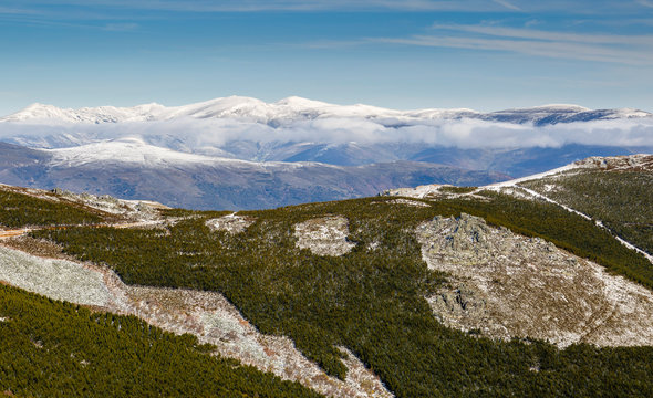 Vista de la montaña nevada de Cabeza de la Yegua desde Pico Vizcodillo, Sierra de la Cabrera, Montes de León, España.