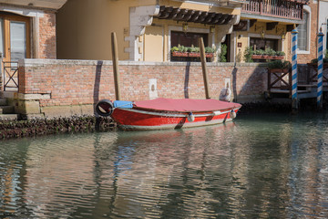 Fototapeta na wymiar gondolas in venice near the pier