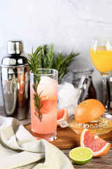 Cocktail rosemary pomegranate gin