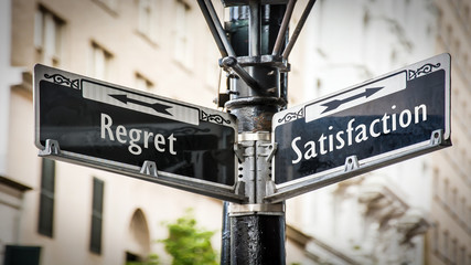 Obraz premium Street Sign Satisfaction versus Regret