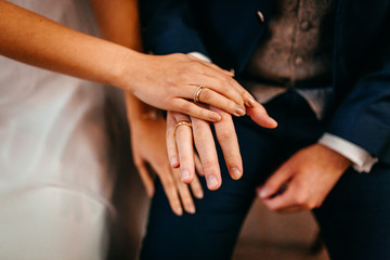 Hände mit den Ringen während einer Hochzeit Trauung in der Kirche