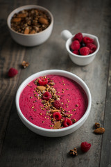 bol de smoothie fruits rouges et granola