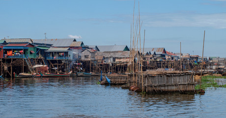 Panorama von Häusern im Wasser auf Stelzen im See Tonle Sap in Kambodscha