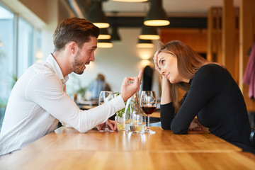 Paar beim Streiten und Diskutieren im Restaurant
