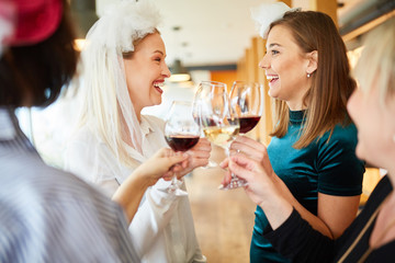 Junge Braut beim Wein trinken auf einer Party