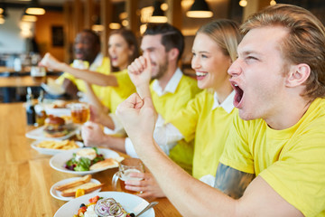 Fans feuern Mannschaft an beim Public Viewing © Robert Kneschke