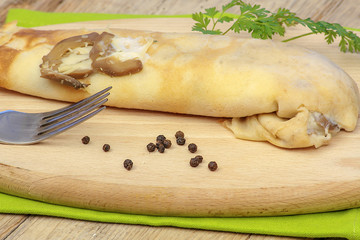 ficelle picarde sur une planche à découper