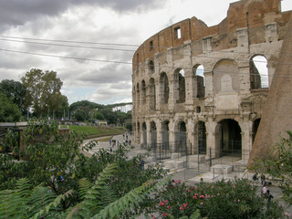 Obraz premium Top view of the Colosseum with a cloudy sky in the background